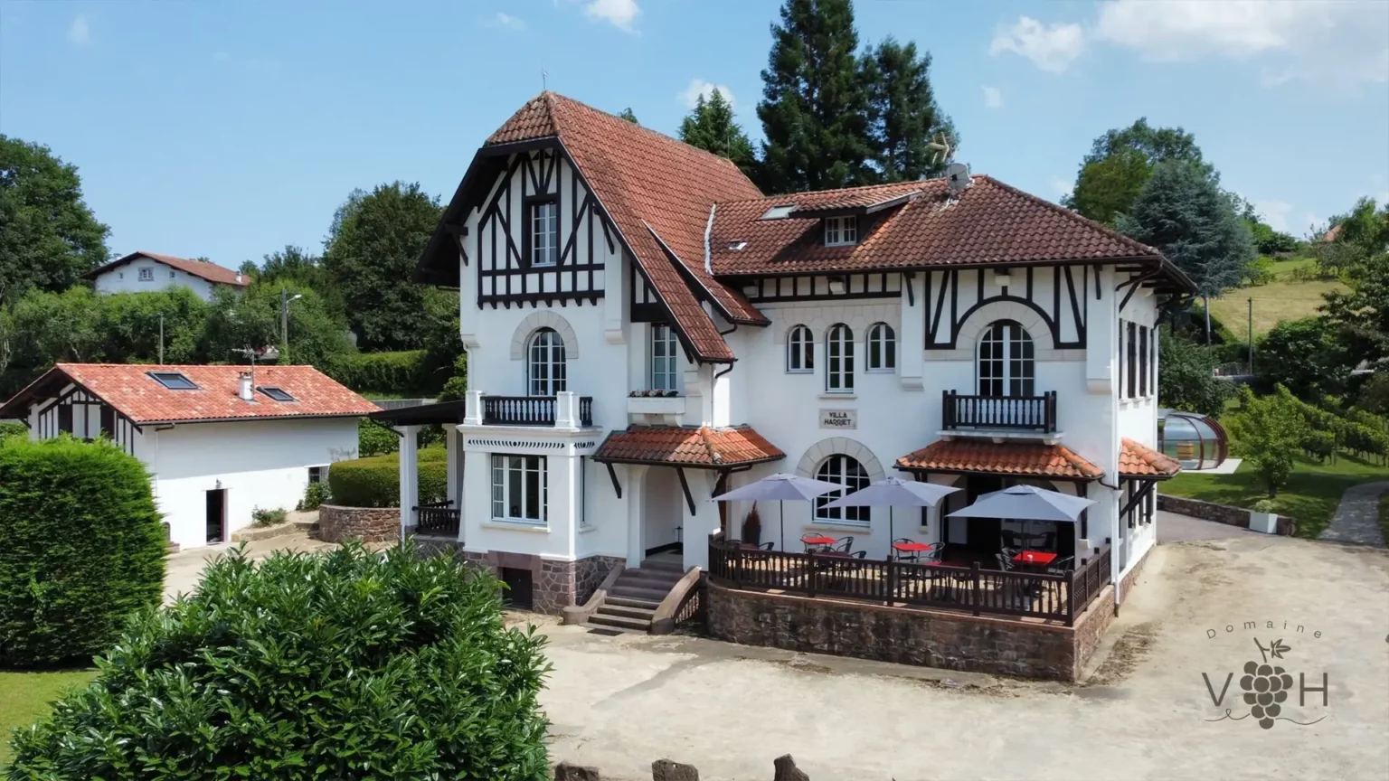 Contact et Réservation | Salle de Réception et Hébergements de Luxe • Domaine Villa Harriet ©.