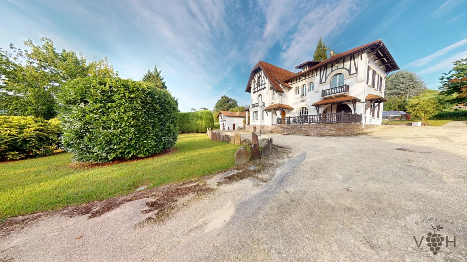 Hébergements de Luxe : Chambres d'Hôtes et Gîte au Pays Basque • La Villa Harriet ©
