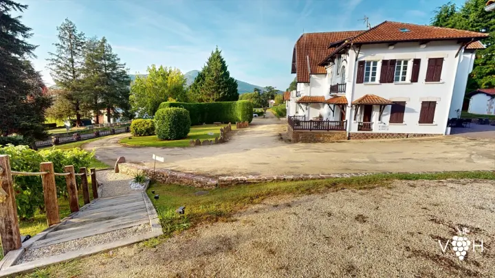 Hébergements de Luxe : Chambres d'Hôtes et Gîte au Pays Basque • La Villa Harriet ©